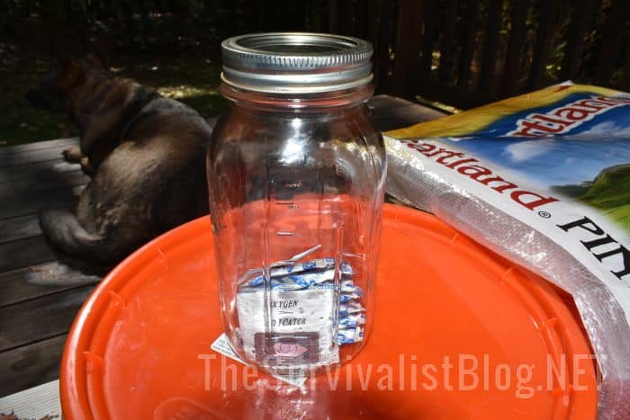 o2 absorbers in sealed glass jar